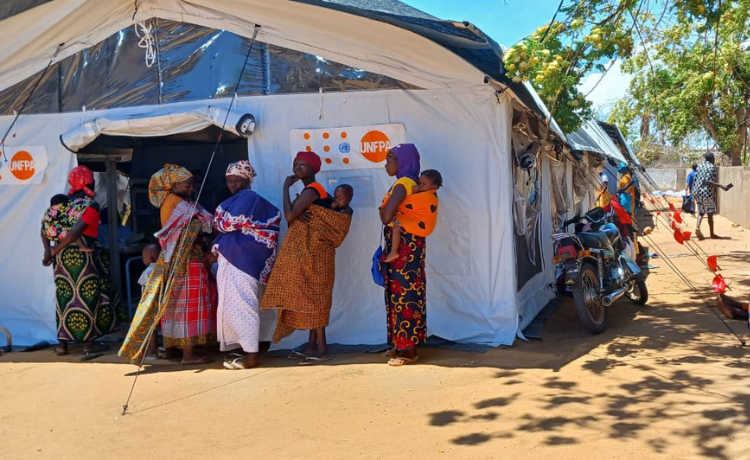 Mujeres con recién nacidos hacen fila frente a una tienda de campaña del UNFPA