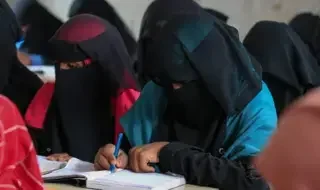 على الرغم من التخفيضات الحادة في التمويل، ترفض معلمة من اليمن…
